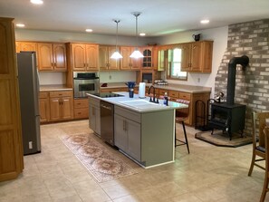 Réfrigérateur, un four, surface de cuisson, lave-vaisselle