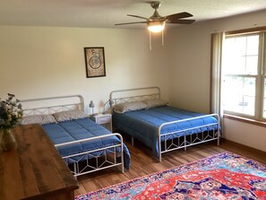 3 bedrooms, travel cot, free WiFi, bed sheets - Top of the GAP guesthouse on the Eastern Continental Divide. (Meyersdale)