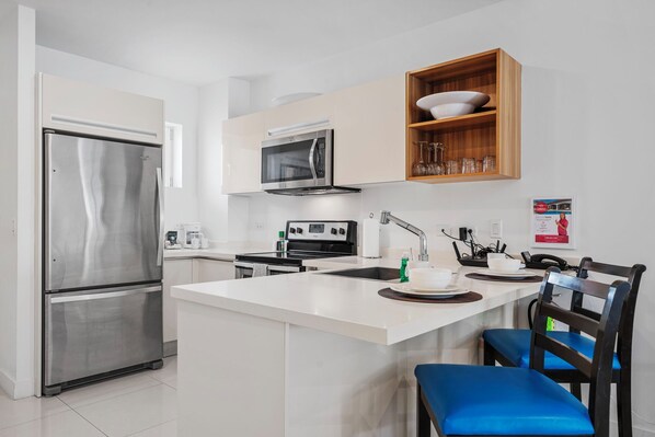 Fridge, microwave, oven, stovetop