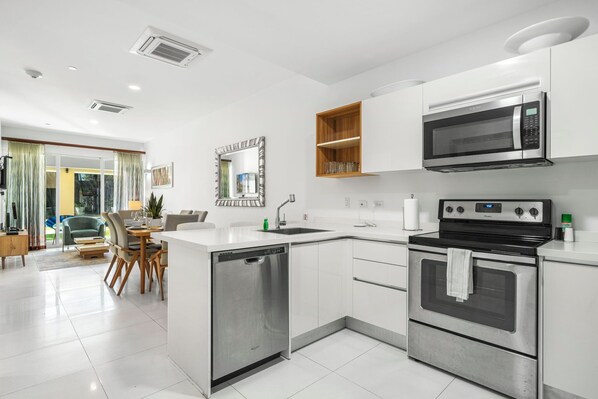 Kühlschrank, Mikrowelle, Ofen, Herdplatte