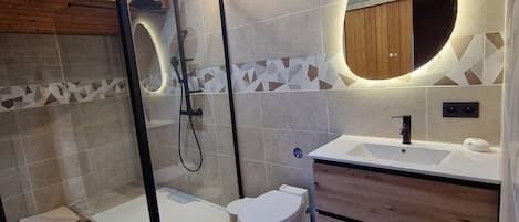 Douche, bidet, papier de toilette