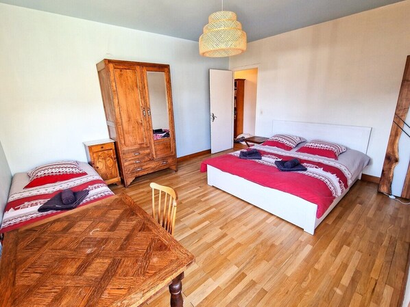 6 bedrooms, iron/ironing board, WiFi - Guy and Rose's cottage (Passy)