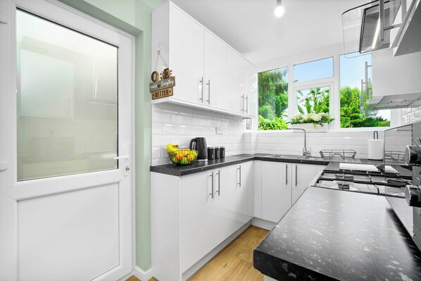 Kylskåp, mikrovågsugn, ugn och spishäll