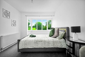 4 Schlafzimmer, Schreibtisch, Bügeleisen/Bügelbrett, kostenloses WLAN