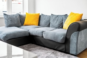 Smart TV - "The Rock" Elegant 4 Bedroom House, perfect for families close to NEC & BHX (Solihull)