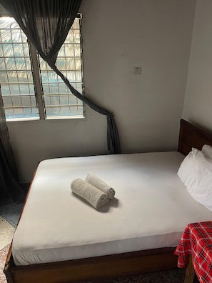 Comfort Double or Twin Room, Patio | Meja, ruang kerja komputer riba, seterika/papan seterika 