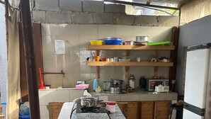 Private kitchen - Milele hostel (Dar es Salaam)