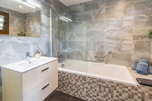 Dusche, Haartrockner, Handtücher, Seife