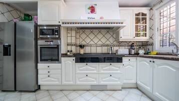 Kjøleskap, mikrobølgeovn, ovn og kokeplater