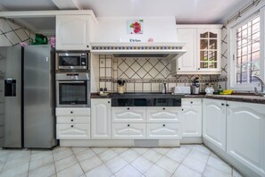 Refrigerador, microondas, horno y parrilla de estufa 