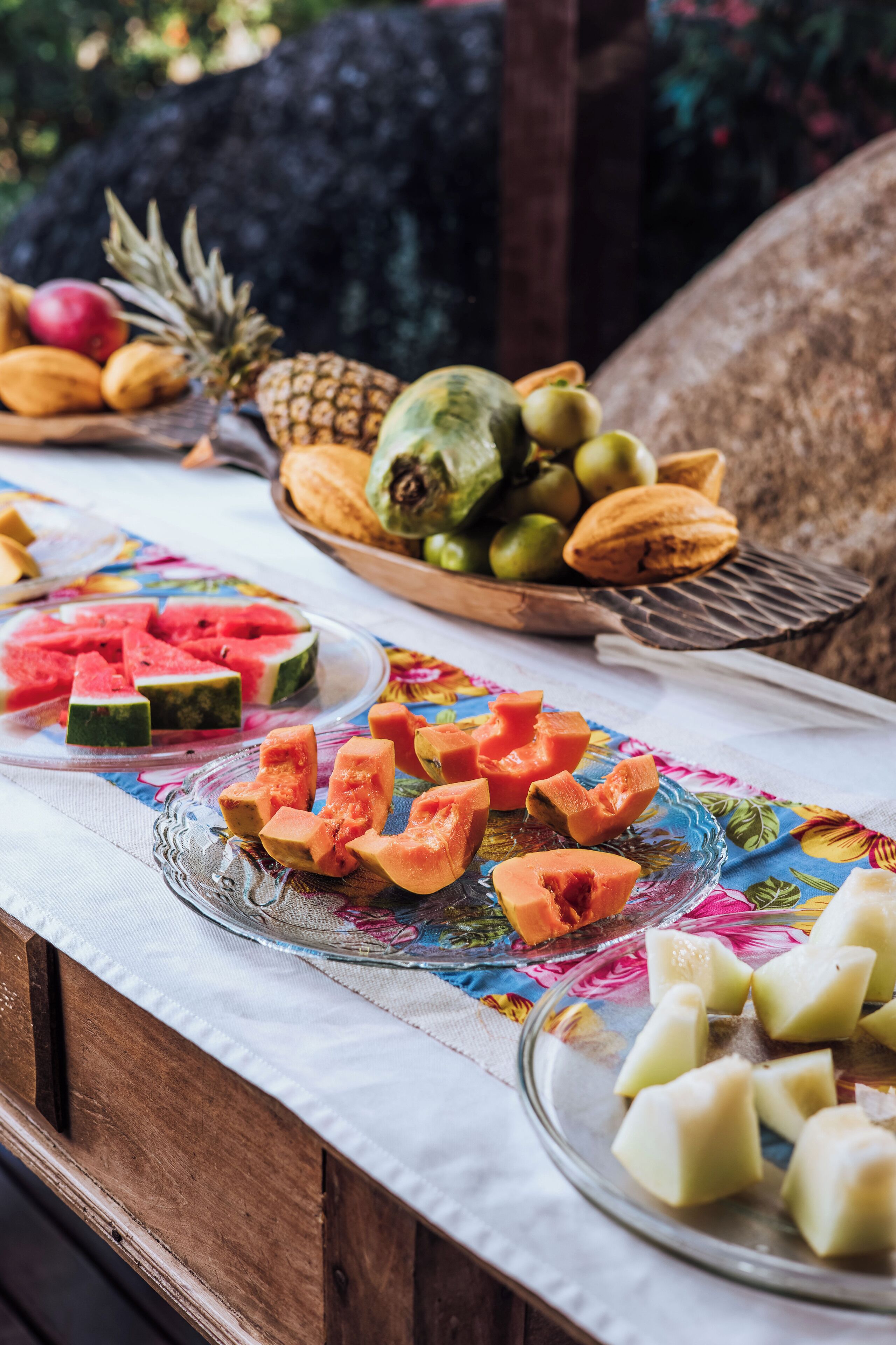 Una mesa con diversas frutas y un fondo de madera.
