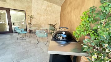 Basic Apartment | Outdoor dining