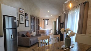 A compact living space with a kitchenette, a dining area, and a bedroom. - Loft Pienza 6 (Val'Quirico)