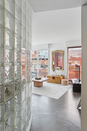 Appartement Deluxe | Aire de séjour | Téléviseur connecté