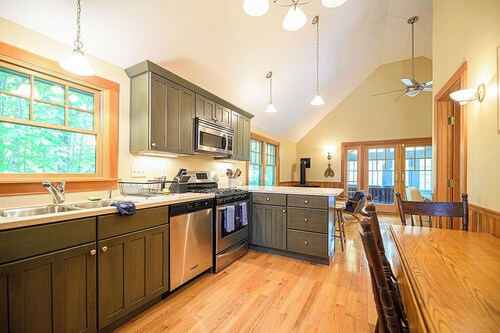Charming Winter Cottage Near Mount Sunapee