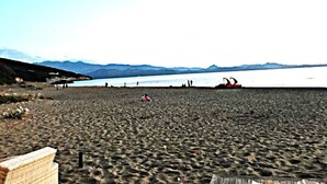 A beach with a clear view of the water and mountains in the distance. - Villa Torre Blanca in Farinole (Farinole)