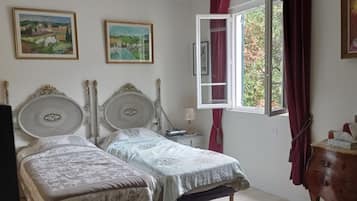 4 bedrooms, iron/ironing board, travel cot, bed sheets