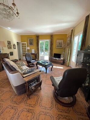 TV, DVD-spiller, bøker og stereoanlegg