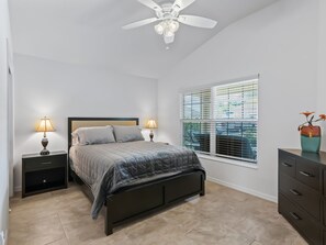 3 soverom, strykejern/-brett, internettilgang og sengetøy