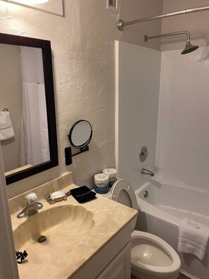 Douche, serviettes fournies, savon, papier toilette