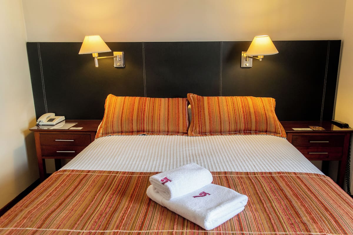 Standard-Doppelzimmer, Stadtblick | Zimmersafe, kostenloses WLAN