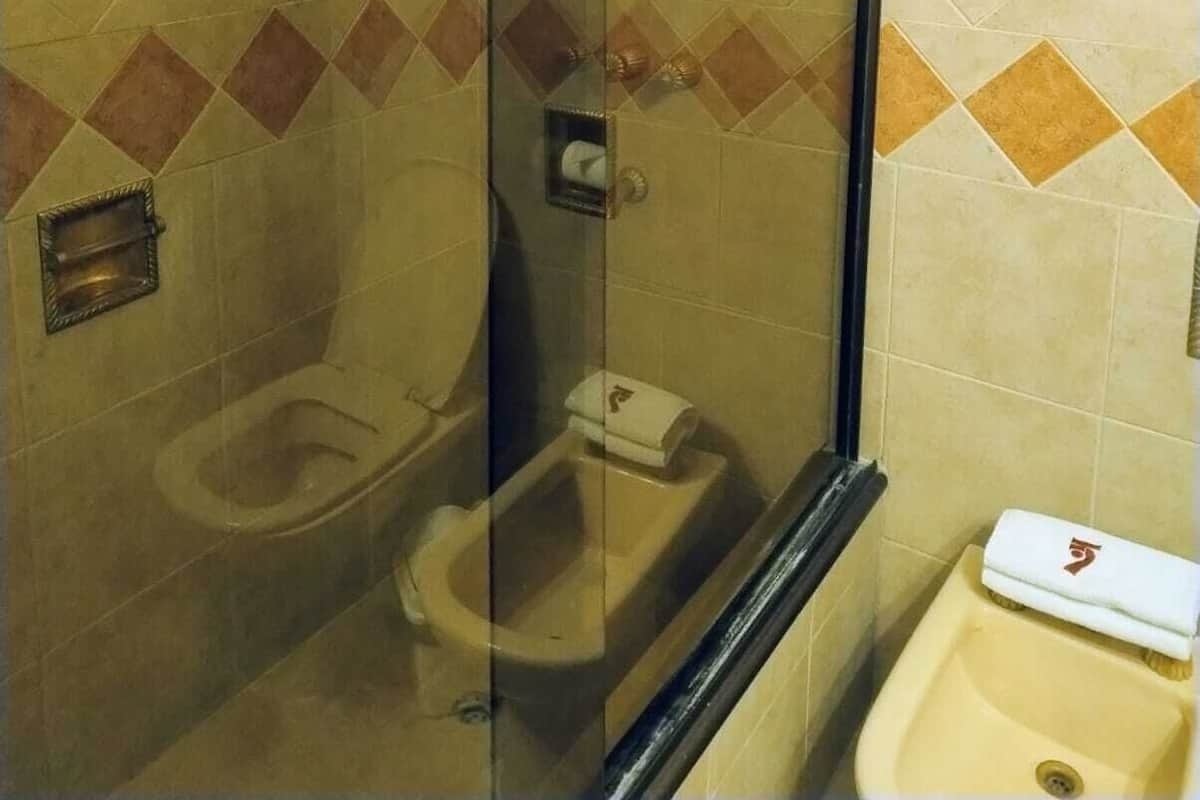 Standard-Vierbettzimmer, Stadtblick | Badezimmer | Haartrockner, Bidet, Handtücher, Seife