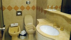 Family Room, City View | Bathroom | Hair dryer, bidet, towels, soap - HOTEL AUGUSTUS (San Salvador de Jujuy)