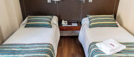 Quarto duplo standard | Cofres nos quartos, Wi-Fi de cortesia