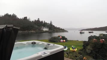 Apartment | Outdoor spa tub