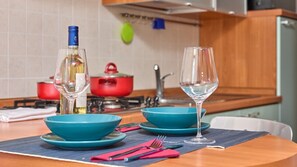 Oven, cookware/dishes/utensils, spices