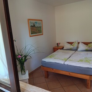 1 bedroom, bed sheets - Alexa, the cozy bright vacation apartment in Überlingen, 10 minutes walk to the lake (Überlingen)