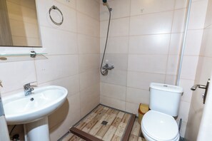 Douche, sèche-cheveux, serviettes fournies, savon