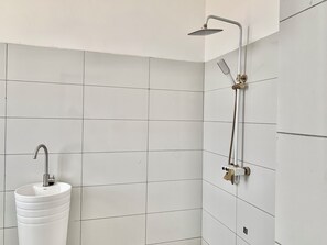 Hiustenkuivaaja, pyyhkeet, saippua, vessapaperi