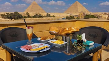 朝食 (コンチネンタル ブレックファスト)、毎日提供 (無料)