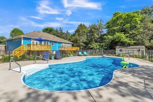 Piscina externa, guarda-sóis, espreguiçadeiras