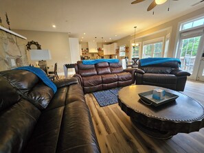 65 インチのスマートテレビ (デジタル放送視聴可)