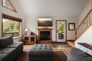 Een televisie en een open haard