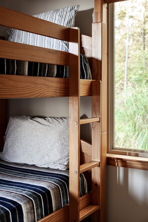 4 habitaciones, tabla de planchar con plancha, wifi y ropa de cama 