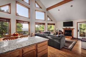 Een televisie en een open haard