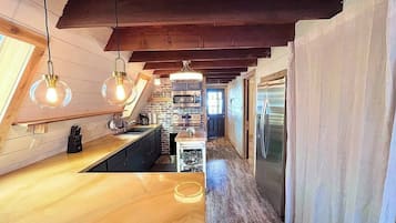 Fridge, coffee/tea maker