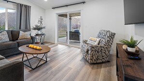 Una sala de estar moderna con un sofá, un sillón y una mesa de centro.