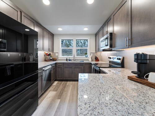 Columbia River Retreat 5 mins from Chelan!