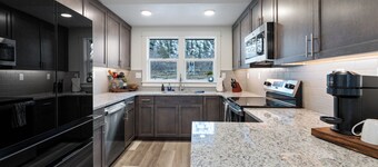 Columbia River Retreat 5 mins from Chelan!