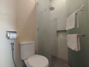 Doccia, asciugacapelli, bidet, asciugamani