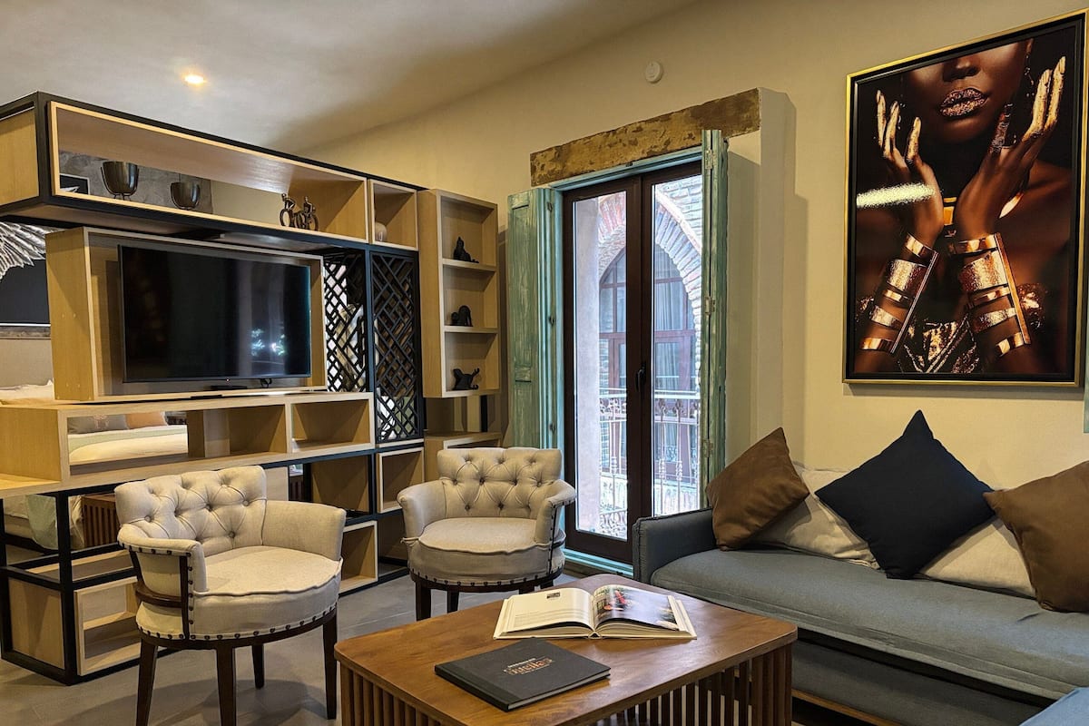 Basic-Apartment | Wohnbereich | Fernseher