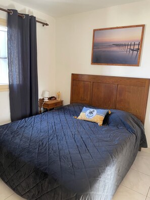 2 habitaciones y tabla de planchar con plancha