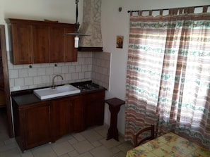 Fridge, stovetop, coffee/tea maker, highchair