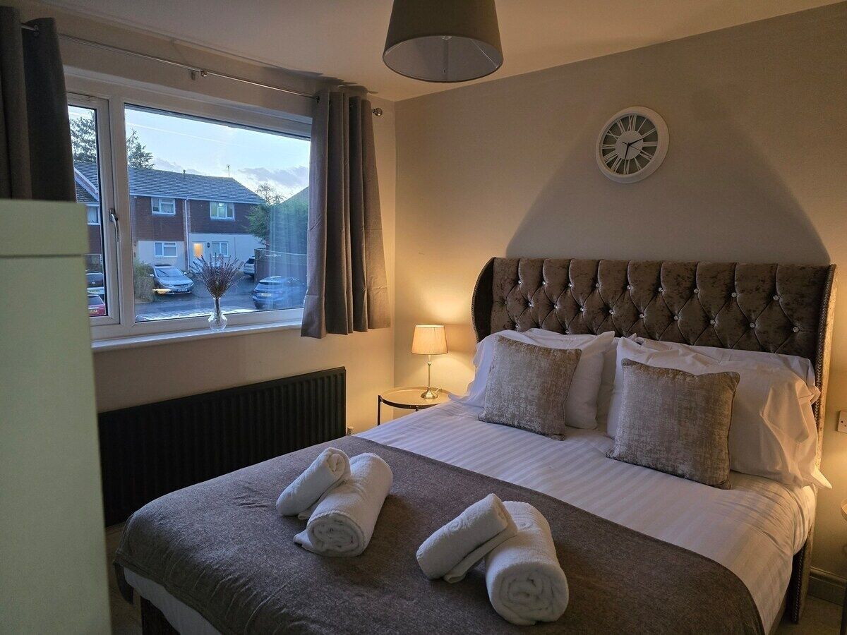 4 bedrooms, desk, iron/ironing board, WiFi