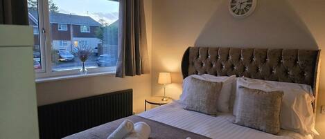 4 bedrooms, desk, iron/ironing board, WiFi