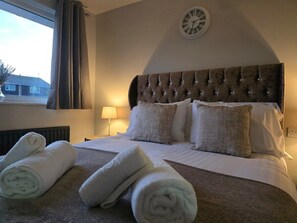 4 bedrooms, desk, iron/ironing board, WiFi